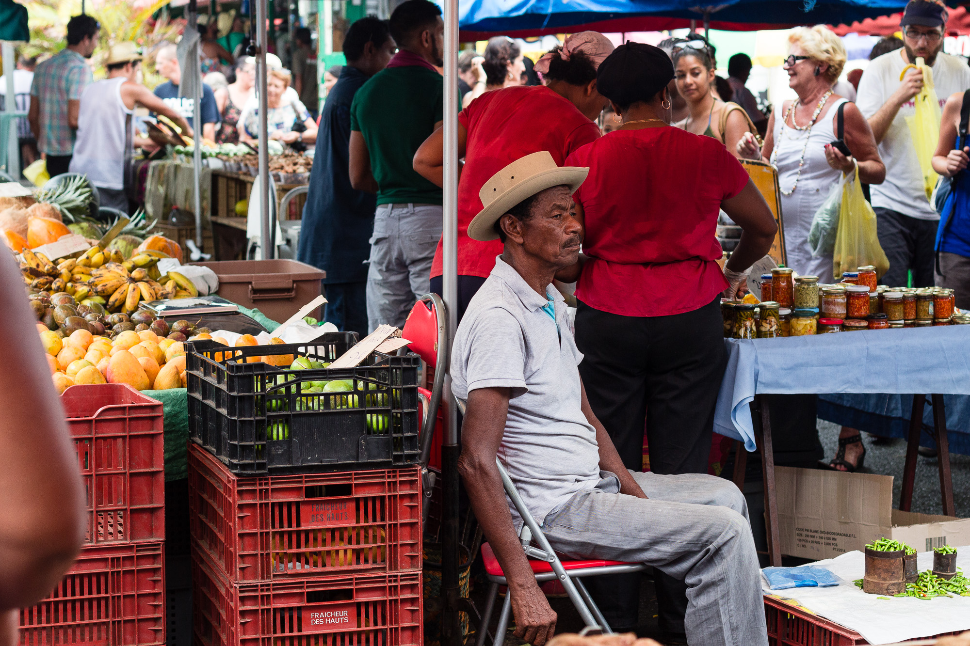 vieil homme vendant des piments au marché de saint pierre la réunion