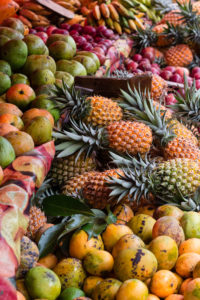 étal débordant de fruits, marché de saint Pierre