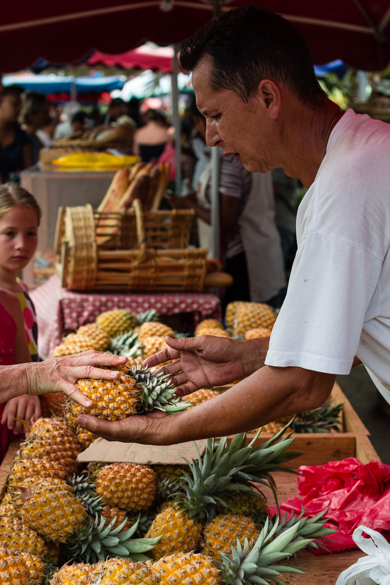 marchand vendant un ananas au marché de saint pierre la réunion