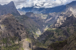 Antre de Mafate, point de vue sur montagnes, pitons et ilets du cirque de Mafate, la reunion