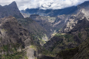 Antre de Mafate, point de vue sur montagnes, pitons et ilets du cirque de Mafate, la reunion