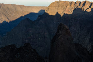 ombre montagne lever de soleil piton des neiges