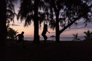 slackline coucher du soleil etang salé