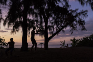 slackline coucher du soleil etang salé