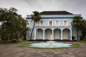 bassin et façade de la villa du département