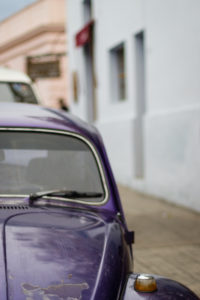 vieille voiture violette colonia del sacramento