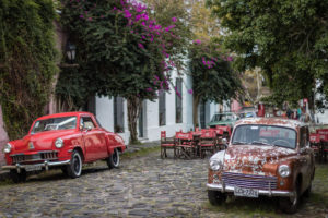 vieilles voitures roiges colonia del sacramento