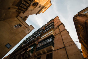 rues étroites la valette contre-plongée