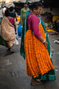 femme avec guirlandes de fleurs calcutta