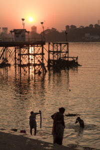 ablutions fleuve Hooghly calcutta au coucher du soleil