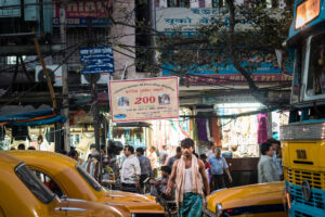 taxis jaunes et bus calcutta