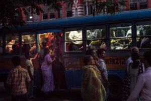 foule bus calcutta la nuit