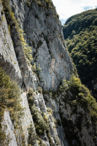 A flanc de roche sur le chemin de la Mâture